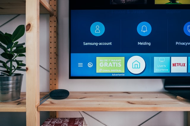 Samsung tv settings option that includes Samsung account, Melding, and Privacy.